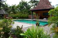 Kolam Renang Tom's Bungalow