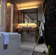 In-room Bathroom 2 Umadewi Surf & Suites