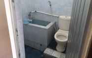 In-room Bathroom 3 Budget Room in Solo Baru (Kamar Khusus Wanita)