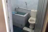 In-room Bathroom Budget Room in Solo Baru (Kamar Khusus Wanita)