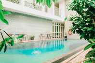 Kolam Renang Hotel SG17