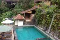 Kolam Renang Ani's Villas