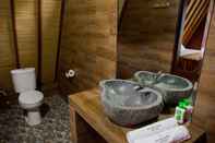 Phòng tắm bên trong Batan Sabo Cottage