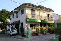 Luar Bangunan Comfort Room at Guesthouse Tirza