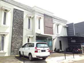 Bên ngoài 4 Grand Kadaka Syariah Guesthouse