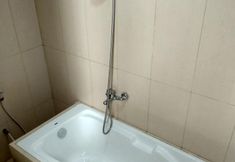 Toilet Kamar 3 2 Bedroom at Henny Homestay