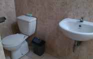 Toilet Kamar 6 Villa Bukit Asri Brastagi