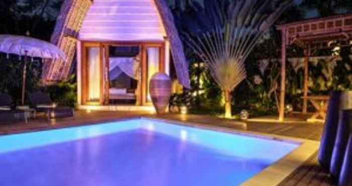 สระว่ายน้ำ Buddha Beach Villa