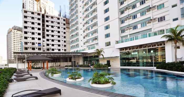 สระว่ายน้ำ Modern and Cozy Unit at Beacon Tower