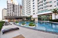 สระว่ายน้ำ Modern and Cozy Unit at Beacon Tower