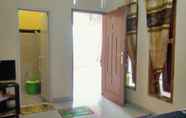 ห้องน้ำภายในห้อง 5 Comfort Room at Penginapan Kahan