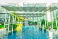 สระว่ายน้ำ Azure Urban Resort and Residences by John