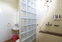 In-room Bathroom 7 Hotel 678 Kemang