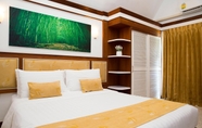 Kamar Tidur 4 Castle Howchow Beach Resort Hotel 