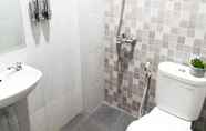 In-room Bathroom 3 Azzahra Guest House Syariah