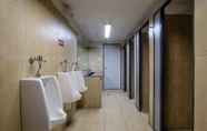In-room Bathroom 3 Metro Deluxe Residences (Hostel)
