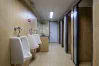 Toilet Kamar Metro Deluxe Residences (Hostel)