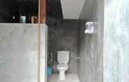 Toilet Kamar 6 2 Bedroom at Villa Kampung Durian Homyguesthouse