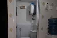 In-room Bathroom Jarrdin Apartemen Cihampelas by Agus