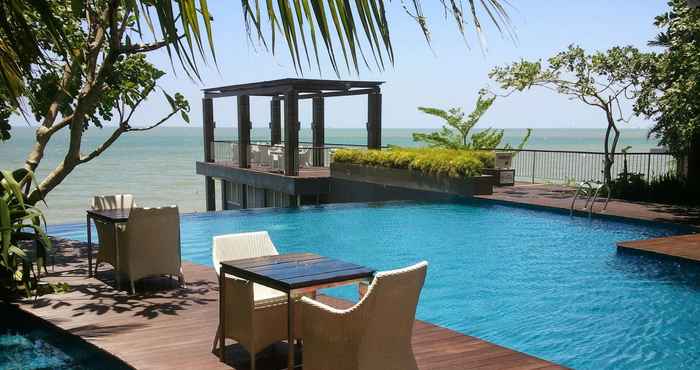 สระว่ายน้ำ The Malibu Suites Balikpapan by Sissae Living