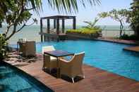 สระว่ายน้ำ The Malibu Suites Balikpapan by Sissae Living