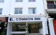 Bên ngoài 2 Common Inn