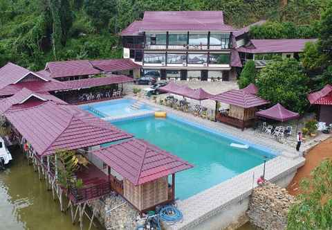 Swimming Pool Danau Poso Resort