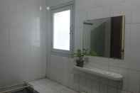 Toilet Kamar Wisma Shalom Guesthouse 