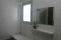 In-room Bathroom Wisma Shalom Guesthouse 