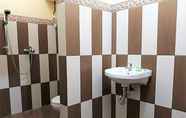 In-room Bathroom 7 Auliadinar Hotel Sampit