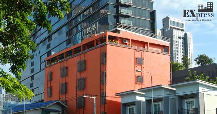 Bên ngoài Express Hostel