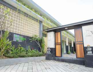 Bên ngoài 2 V Canggu Dormitory