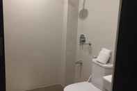 Toilet Kamar Top Star Hotel Oton