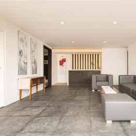 レムバンビューズ 1, チサルア警察署ホテル