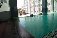 Kolam Renang Easton Park Apartment By HN