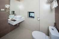 Phòng tắm bên trong Tigon Hotel
