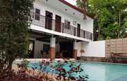 Layanan Hotel 5 Transient Place in Bataan (with pool)