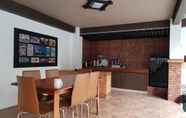 Bar, Kafe dan Lounge 4 Transient Place in Bataan (with pool)