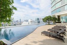 สระว่ายน้ำ Menam Residence By Favstay