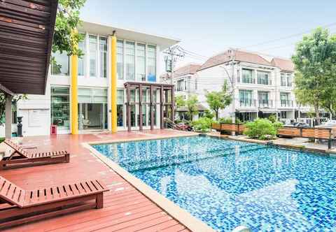 Swimming Pool Baan Klang Muang Sathorn-Taksin 1 By Favstay