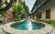 Swimming Pool 4 Villa Royal
