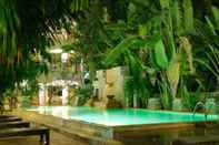 Kolam Renang Holiday Park Hotel