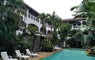 สระว่ายน้ำ 5 Holiday Park Hotel