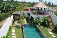 Kolam Renang Villa Red Wood Forest