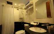 Toilet Kamar 6 Camellia Hotel