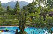 สระว่ายน้ำ 2 Home Stay Sidomukti Bogor