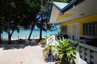 Lobi MaryGold Beachfront Inn