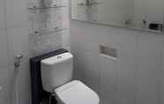 Toilet Kamar 6 Cozy Stay at Mango Rooms