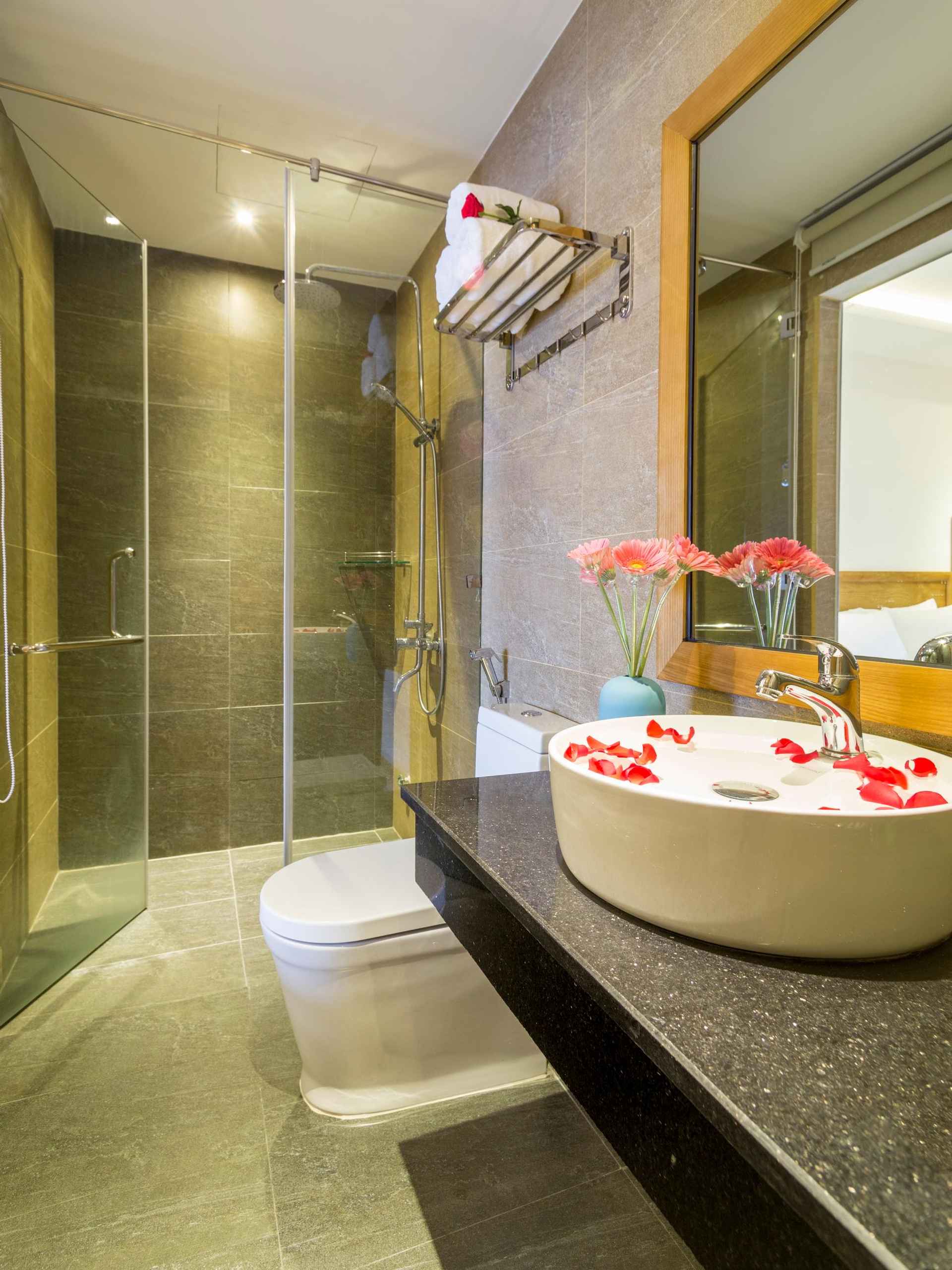 Phòng tắm bên trong Triple Apartment & Hotel Ngo Thi Sy