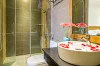 Toilet Kamar Triple Apartment & Hotel Ngo Thi Sy